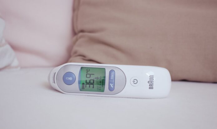 Digitales Fieberthermometer mit Display von Braun