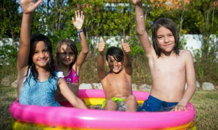 Planschbecken mit Kindern